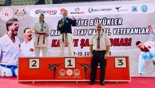BELEDİYENİN KARATE ANTRENÖRÜNDEN ÇİFTE BAŞARI