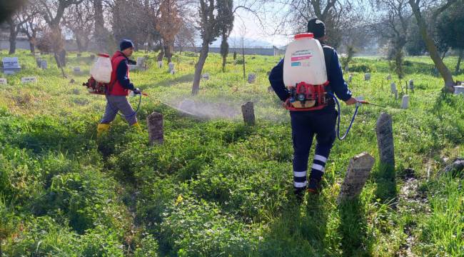 BÜYÜKŞEHİR BAYRAM ÖNCESİ ALİAĞA'DAKİ MEZARLIKLARI TEMİZLEDİ