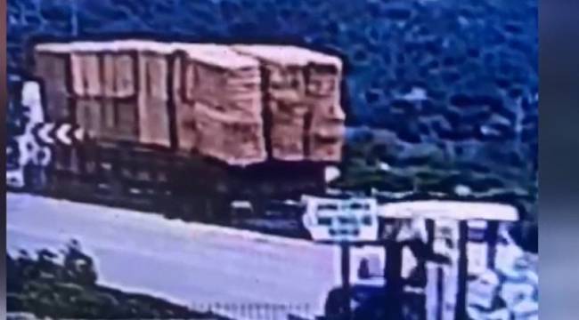 İZMİR'DE YOLDA YÜRÜYEN VATANDAŞIN KORKUNÇ SONU