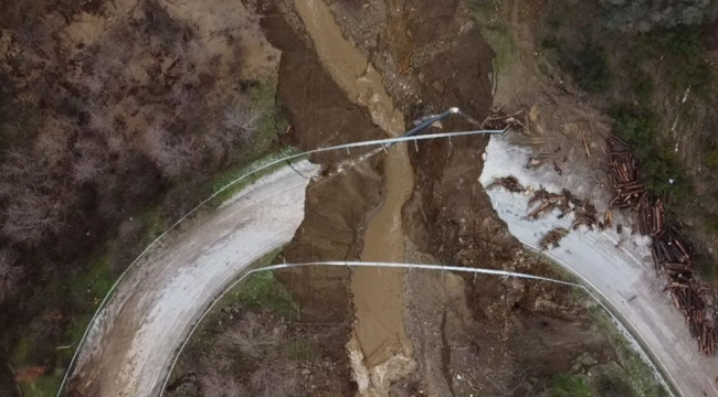 İZMİR'DEKİ SAĞANAK YOLU İKİYE AYIRDI