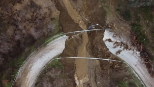 İZMİR'DEKİ SAĞANAK YOLU İKİYE AYIRDI