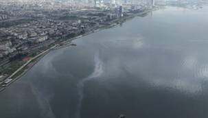 İZMİR KÖRFEZİ'NE YİNE MAZOT VE YAĞ DEŞARJI!