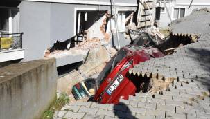 MENEMEN'DE İSTİNAT DUVARI ÇÖKTÜ,151 KİŞİ TAHLİYE EDİLDİ