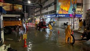 YAĞMUR İZMİR'İ FELÇ ETTİ