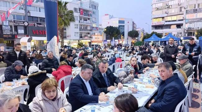 BÜYÜKŞEHİR ALİAĞA MEYDANDA İFTAR DAVETİ VERDİ