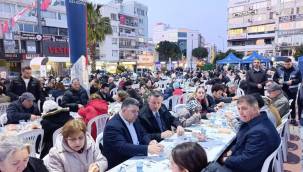 BÜYÜKŞEHİR ALİAĞA MEYDANDA İFTAR DAVETİ VERDİ