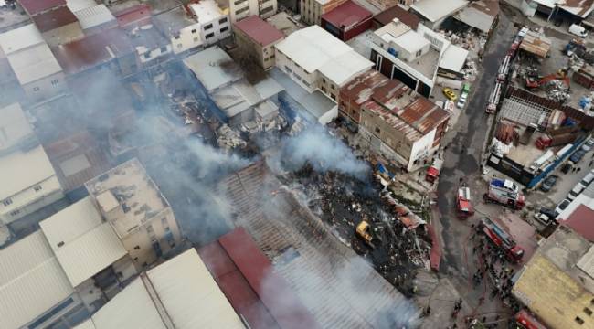 İZMİR'DEKİ SANAYİ SİTESİNDE YANGIN ÇIKTI