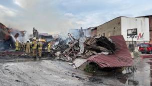 İZMİR'DEKİ SANAYİ SİTESİNDE YANGIN ÇIKTI