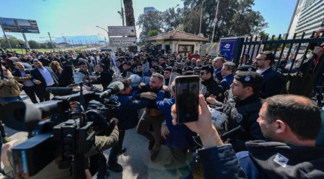 İZMİR'DE YÜZLERCE POLİSLE ŞAFAK BASKINI.. VEKİLLERE BARİKAT..VATANDAŞA BİBER GAZI..