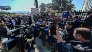 İZMİR'DE YÜZLERCE POLİSLE ŞAFAK BASKINI.. VEKİLLERE BARİKAT..VATANDAŞA BİBER GAZI..