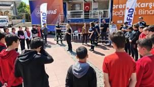 ALİAĞA'DA DEPREM SİMÜLASYON TIRI VATANDAŞLARLA BULUŞTU