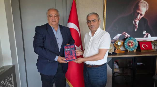 ÖZTÜRK'TEN KAYMAKAMA KİTAP TAKDİMİ