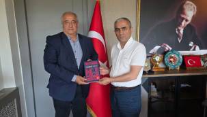 ÖZTÜRK'TEN KAYMAKAMA KİTAP TAKDİMİ