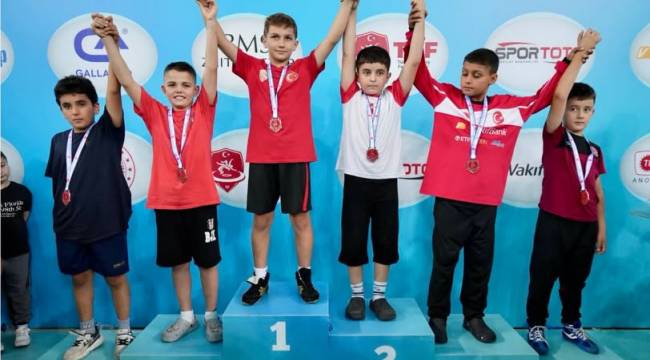 ALİAĞALI GÜREŞÇİLERDEN İKİ TÜRKİYE DERECESİ BİRDEN