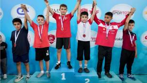 ALİAĞALI GÜREŞÇİLERDEN İKİ TÜRKİYE DERECESİ BİRDEN